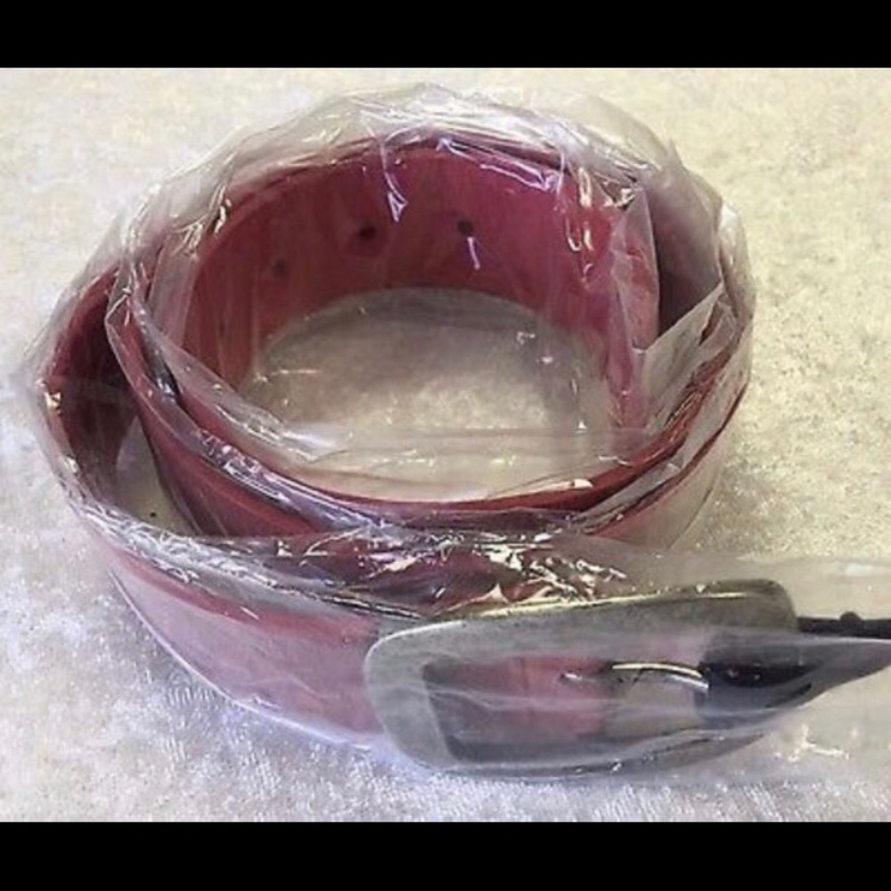 Carmine leather belt